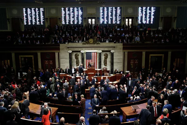 Члены Палаты представителей Конгресса США во время голосования по импичменту Дональда Трампа. 18 декабря 2019