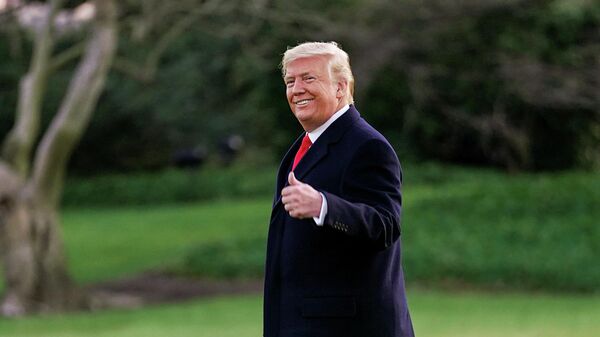 Президент США Дональд Трамп на южной лужайке Белого дома в Вашингтоне. 18 декабря 2019 Президент США Дональд Трамп на южной лужайке Белого дома в Вашингтоне. 18 декабря 2019