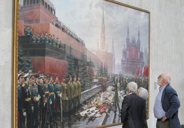 Сотрудники музея у картины Триумф победившей Родины художника М.И.Хмелько на экспозиции спецпроекта День Победы в Третьяковской галерее на Крымском Валу в Москве Сотрудники музея у картины Триумф победившей Родины художника М.И.Хмелько на экспозиции спецпроекта День Победы в Третьяковской галерее на Крымском Валу в Москве