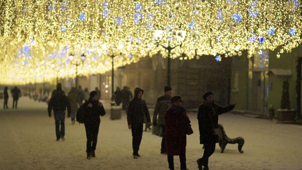 Прохожие на Никольской улице в Москве. Прохожие на Никольской улице в Москве.