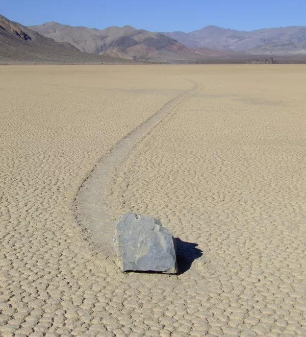 Движущийся камень на высохшем озере Рейстрэк-Плайя в Долине Смерти в США