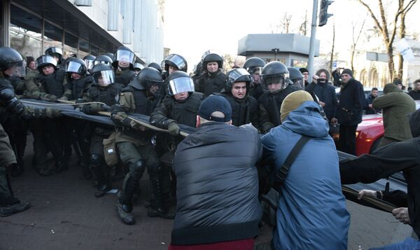Сотрудники полиции во время акции протеста против земельной реформы в Киеве Сотрудники полиции во время акции протеста против земельной реформы в Киеве