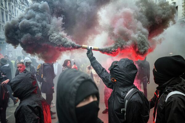 Протестующие во время демонстрации в Лионе, Франция Протестующие во время демонстрации в Лионе, Франция