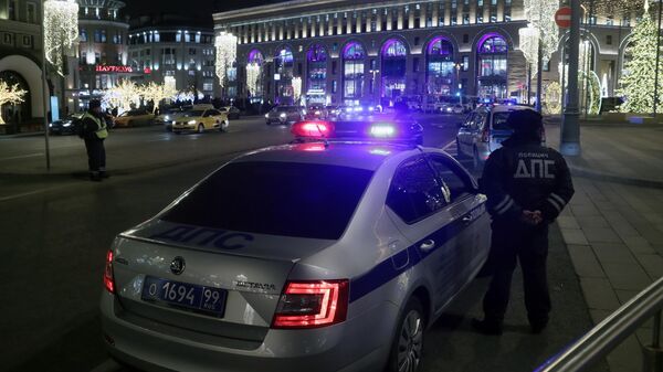 Сотрудники ДПС у здания ФСБ на Лубянской площади в Москве, где произошла стрельба Сотрудники ДПС у здания ФСБ на Лубянской площади в Москве, где произошла стрельба