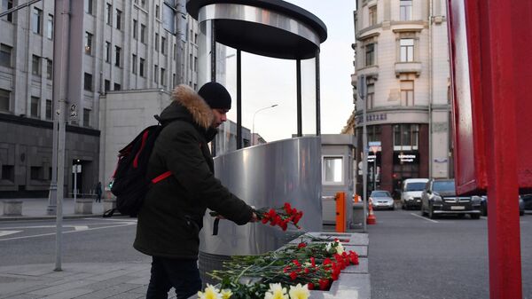 Молодой человек оставляет цветы у площади Воровского на пересечении улиц Кузнецкий мост и Большая Лубянка Молодой человек оставляет цветы у площади Воровского на пересечении улиц Кузнецкий мост и Большая Лубянка
