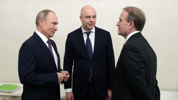 Президент РФ Владимир Путин, министр финансов РФ Антон Силуанов и глава политического совета украинской партии Оппозиционная платформа - За жизнь Виктор Медведчук во время беседы в Санкт-Петербурге. 20 декабря 2019 Президент РФ Владимир Путин, министр финансов РФ Антон Силуанов и глава политического совета украинской партии Оппозиционная платформа - За жизнь Виктор Медведчук во время беседы в Санкт-Петербурге. 20 декабря 2019