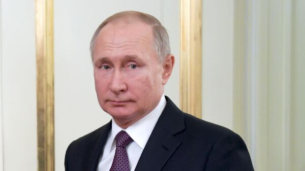 Президент РФ Владимир Путин перед началом встречи с президентом Белоруссии Александром Лукашенко в Санкт-Петербурге Президент РФ Владимир Путин перед началом встречи с президентом Белоруссии Александром Лукашенко в Санкт-Петербурге