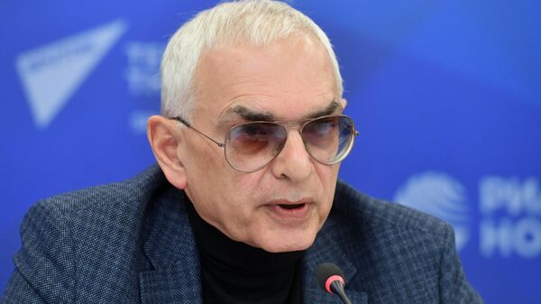 Генеральный директор и председатель правления киноконцерна Мосфильм, режиссер Карен Шахназаров во время пресс-конференции в МИА Россия сегодня. 20 декабря 2019 Генеральный директор и председатель правления киноконцерна Мосфильм, режиссер Карен Шахназаров во время пресс-конференции в МИА Россия сегодня. 20 декабря 2019
