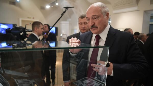 Президент Белоруссии Александр Лукашенко во время осмотра историко-документальной выставки после неформальной встречи лидеров государств СНГ в Санкт-Петербурге Президент Белоруссии Александр Лукашенко во время осмотра историко-документальной выставки после неформальной встречи лидеров государств СНГ в Санкт-Петербурге