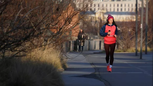 Девушка во время пробежки на Крымской набережной в Москве