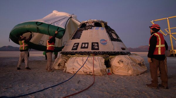 Космический корабль Boeing CST-100 Starliner после приземления на полигоне Уайт-Сэндс в Нью-Мексико. 22 декабря 2019 Космический корабль Boeing CST-100 Starliner после приземления на полигоне Уайт-Сэндс в Нью-Мексико. 22 декабря 2019