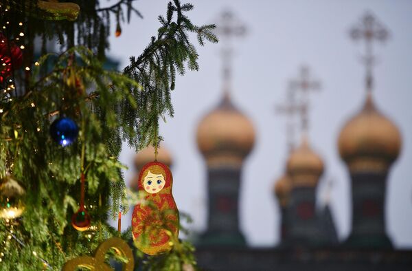 Украшение новогодней елки на Соборной площади Кремля Украшение новогодней елки на Соборной площади Кремля