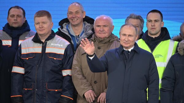 Президент РФ Владимир Путин на церемонии открытия движения по железнодорожной части Крымского моста Президент РФ Владимир Путин на церемонии открытия движения по железнодорожной части Крымского моста