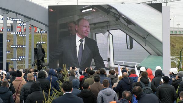 Трансляция поездки президента РФ Владимира Путина в кабине машиниста первого рельсового автобуса перед церемонией открытия движения по железнодорожной части Крымского моста Трансляция поездки президента РФ Владимира Путина в кабине машиниста первого рельсового автобуса перед церемонией открытия движения по железнодорожной части Крымского моста