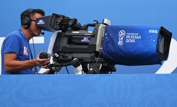 Видеооператор снимает матч чемпионата мира по футболу в России Видеооператор снимает матч чемпионата мира по футболу в России
