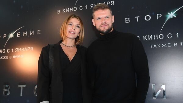 Актер Владимир Яглыч с супругой Антониной Паперной премьере фильма Вторжение Актер Владимир Яглыч с супругой Антониной Паперной премьере фильма Вторжение