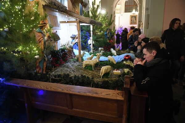 Верующие возле рождественского вертепа в римско-католическом кафедральном соборе Святого Имени Пресвятой Девы Марии в Минске Верующие возле рождественского вертепа в римско-католическом кафедральном соборе Святого Имени Пресвятой Девы Марии в Минске