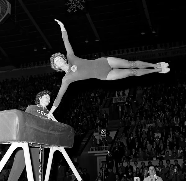 Советская гимнастка Лариса Латынина выполняет упражнение на бревне.