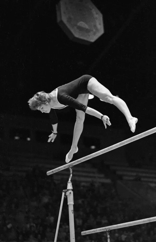 Неоднократная чемпионка мира и Европы по спортивной гимнастике Лариса Латынина выполняет упражнение на брусьях.