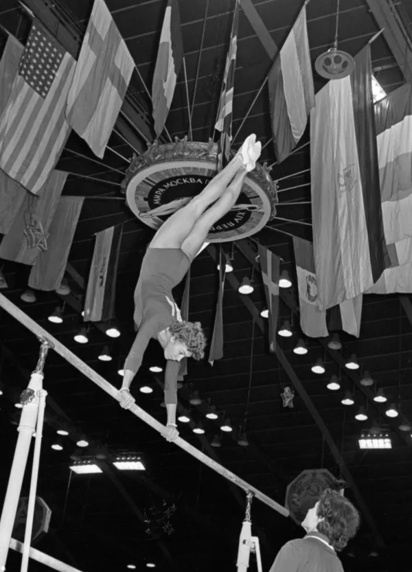 XIV чемпионат мира по спортивной гимнастике. 6 – 10 июля 1958 года. Советская гимнастка, олимпийская чемпионка Лариса Латынина (Дирий) выполняет упражнения на брусьях.