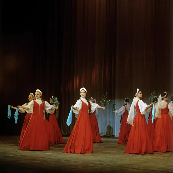 Артисты Государственного хореографического ансамбля Березка во время исполнения хоровода Березка.