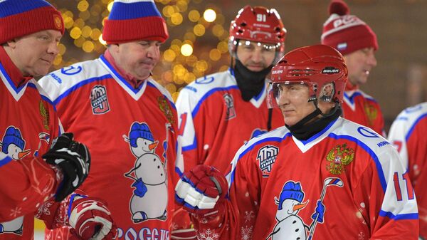 Путин вышел на лед в матче Ночной хоккейной лиги на Красной площади