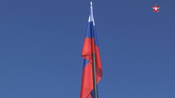 Поднятие флага России на опорным пунктом в Сирии Поднятие флага России на опорным пунктом в Сирии