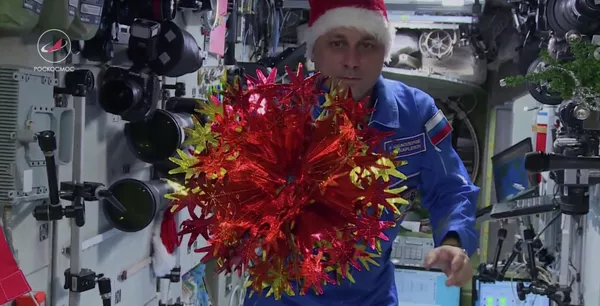 Космонавт Антон Шкаплеров готовится к Новому году на борту Международной космической станции