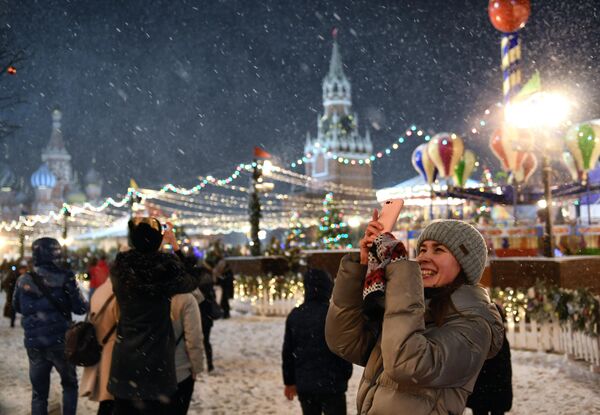 Прохожие на Красной площади в Москве Прохожие на Красной площади в Москве