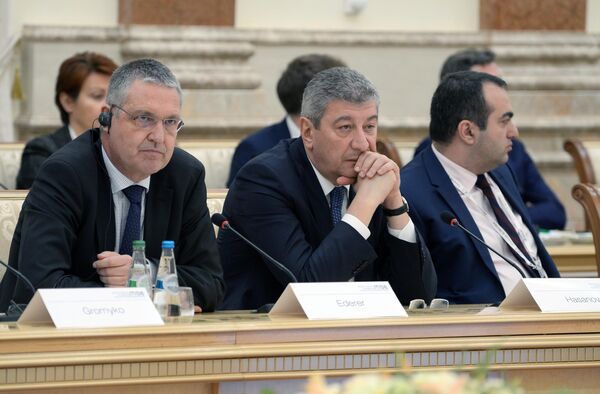 Посол ЕС Маркус Эдерер и заместитель министра иностранных дел Азербайджана Рамиз Гасанов на заседании Мюнхенской конференции по безопасности в Минске Посол ЕС Маркус Эдерер и заместитель министра иностранных дел Азербайджана Рамиз Гасанов на заседании Мюнхенской конференции по безопасности в Минске