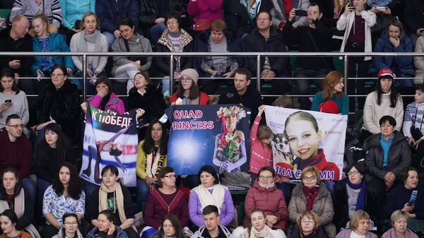 Болельщики на чемпионате России по фигурному катанию Болельщики на чемпионате России по фигурному катанию