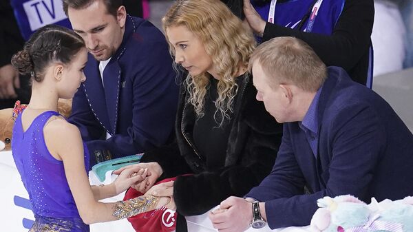 Фигуристка Анна Щербакова, хореограф Даниил Глейхенгауз, тренеры Этери Тутберидзе и Сергей Дудаков Фигуристка Анна Щербакова, хореограф Даниил Глейхенгауз, тренеры Этери Тутберидзе и Сергей Дудаков