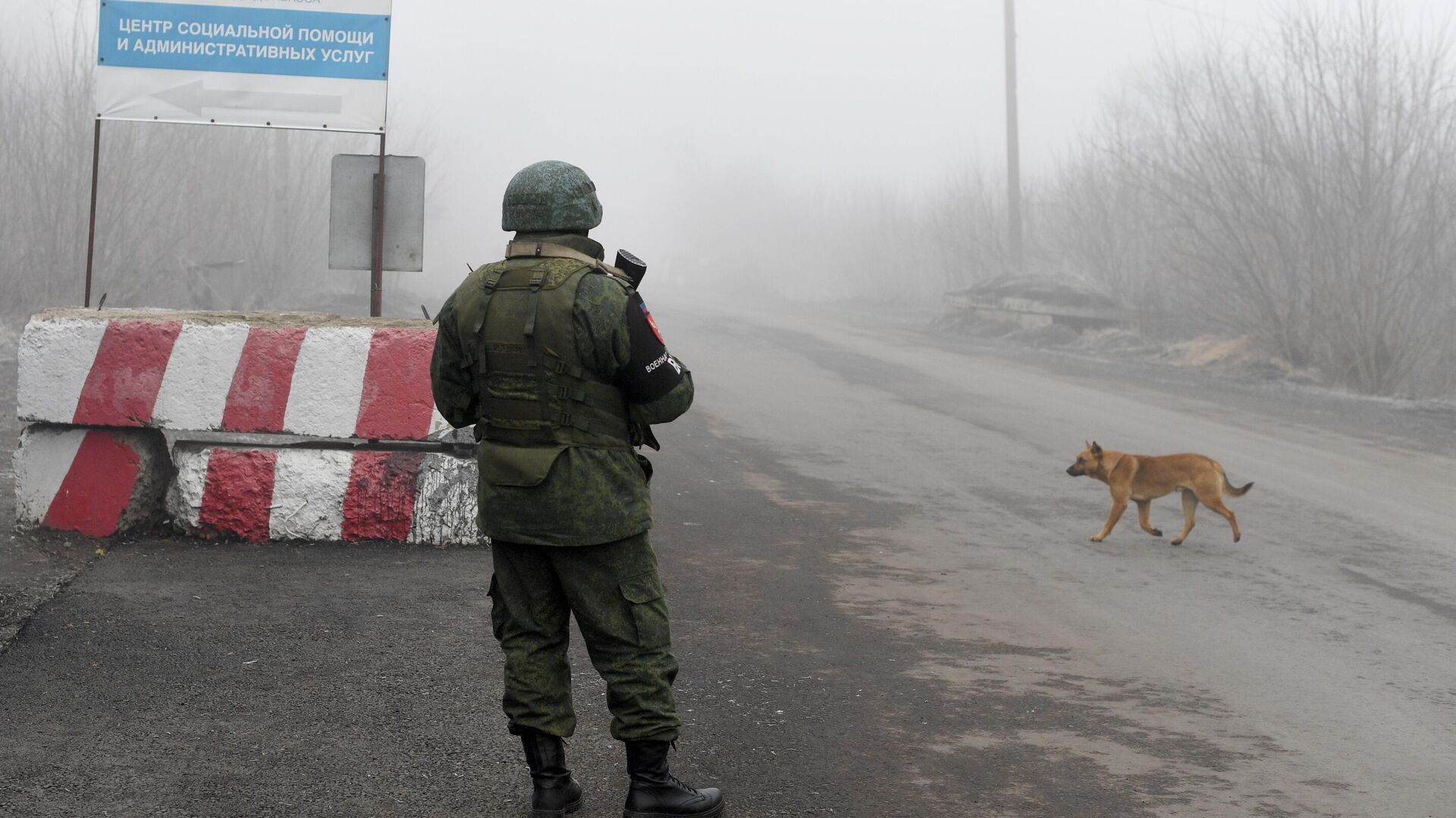 Военнослужащий ДНР на КПП на окраине города Горловка Военнослужащий ДНР на КПП на окраине города Горловка - РИА Новости, 1920, 04.12.2020