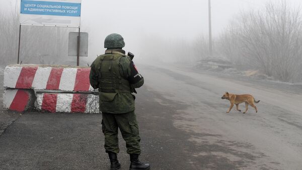 Военнослужащий ДНР на КПП на окраине города Горловка Военнослужащий ДНР на КПП на окраине города Горловка