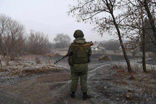 Военнослужащий армии ДНР на КПП на окраине города Горловка в Донецкой области Военнослужащий армии ДНР на КПП на окраине города Горловка в Донецкой области