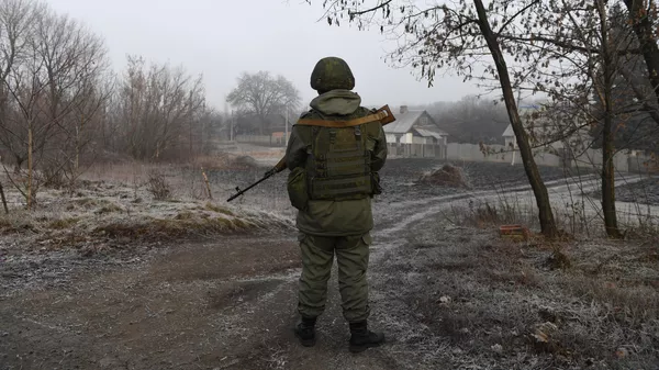 Военнослужащий армии ДНР на КПП на окраине города Горловка в Донецкой области Военнослужащий армии ДНР на КПП на окраине города Горловка в Донецкой области