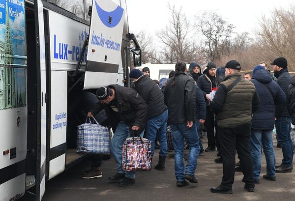 Пленные, возвращенные украинской стороной на КПП на окраине города Горловка в Донецкой области Пленные, возвращенные украинской стороной на КПП на окраине города Горловка в Донецкой области