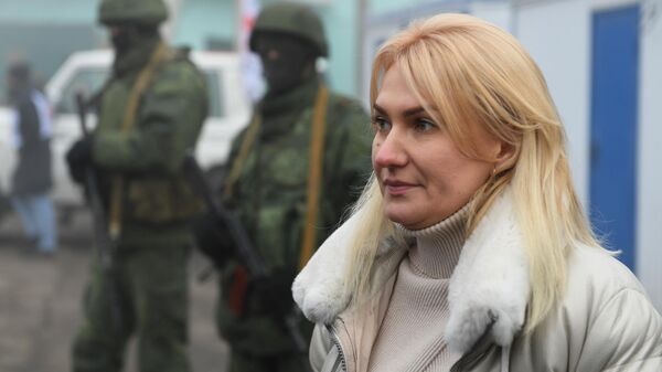 Уполномоченный по правам человека в Донецкой народной республике Дарья Морозова на КПП на окраине города Горловка в Донецкой области Уполномоченный по правам человека в Донецкой народной республике Дарья Морозова на КПП на окраине города Горловка в Донецкой области