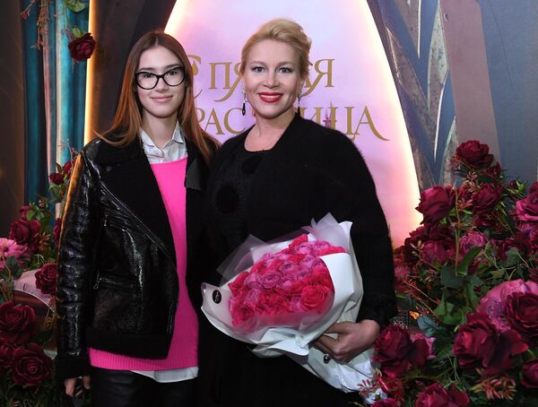 Телеведущая Екатерина Одинцова (справа) с дочерью Диной Немцовой на премьере ледового шоу Спящая красавица. Легенда двух королевств в Москве Телеведущая Екатерина Одинцова (справа) с дочерью Диной Немцовой на премьере ледового шоу Спящая красавица. Легенда двух королевств в Москве
