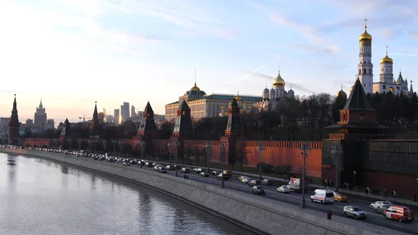 Вид на башни Московского Кремля с Большого Москворецкого моста