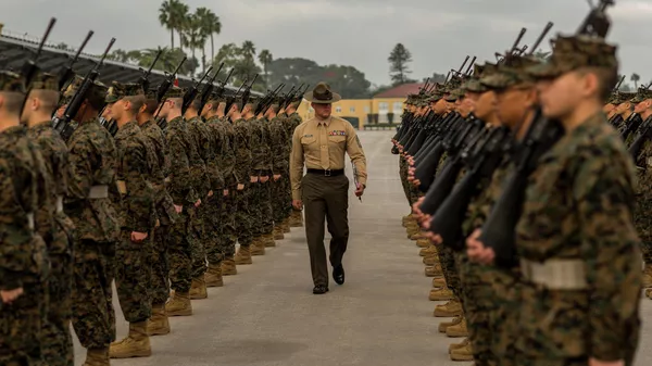 Новобранцы в учебном центре морской пехоты США в Сан-Диего. 14 декабря 2019