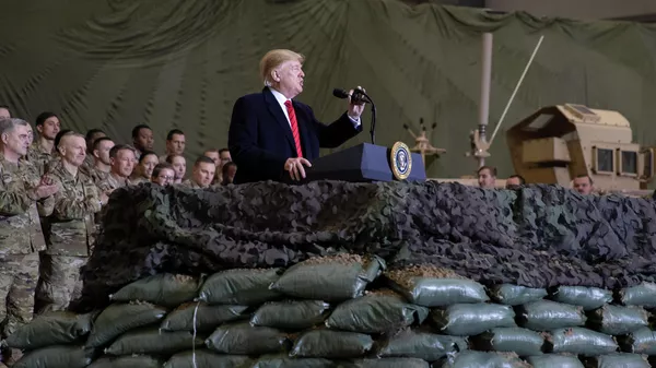 Президент США Дональд Трамп беседует с военнослужащими в Афганистане