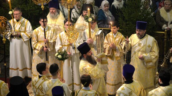 Священнослужители во время рождественского богослужения в соборе в Екатеринбурге Священнослужители во время рождественского богослужения в соборе в Екатеринбурге