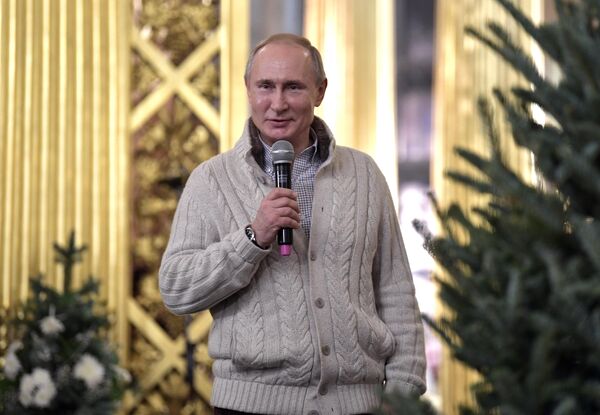 Владимир Путин поздравляет с праздником прихожан в Спасо-Преображенском соборе всей гвардии в Санкт-Петербурге после Рождественского богослужения Владимир Путин поздравляет с праздником прихожан в Спасо-Преображенском соборе всей гвардии в Санкт-Петербурге после Рождественского богослужения