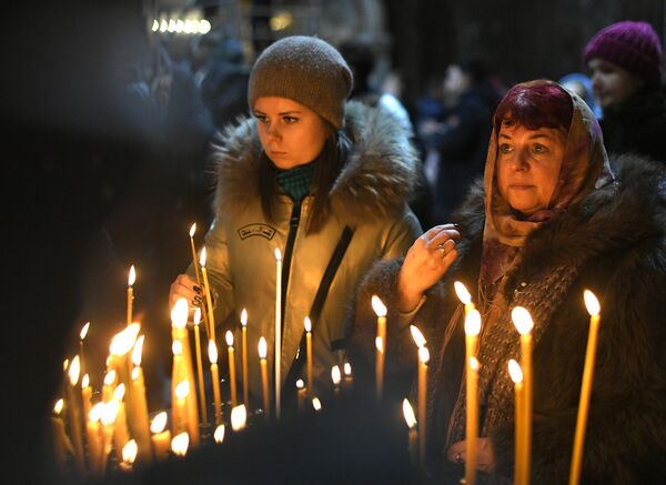 Верующие в храме Христа Спасителя в Москве перед началом Рождественского богослужения Верующие в храме Христа Спасителя в Москве перед началом Рождественского богослужения