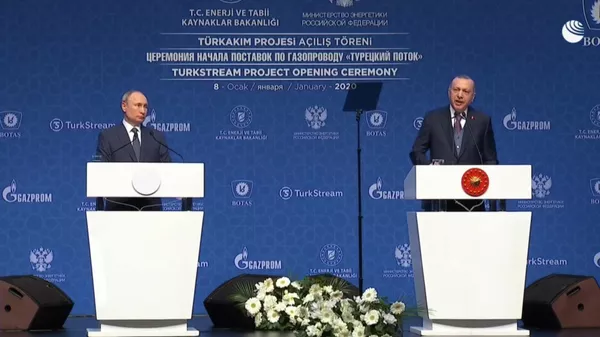 Президент России Владимир Путин и президент Турции Реджеп Тайип Эрдоган на церемонии официального открытия газопровода Турецкий поток в Стамбуле 8 января 2020. Стоп-кадр видео