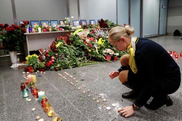 Сотрудница авиакомпании у народного мемориала в международном аэропорту Борисполь в Киеве в память о членах экипажа пассажирского лайнера Украины Boeing 737-800, разбившегося в Тегеране Сотрудница авиакомпании у народного мемориала в международном аэропорту Борисполь в Киеве в память о членах экипажа пассажирского лайнера Украины Boeing 737-800, разбившегося в Тегеране