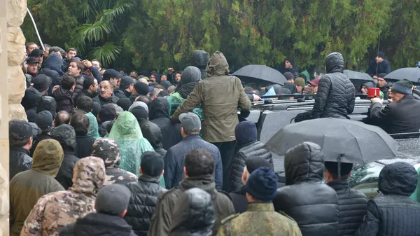 Участники акции оппозиции у здания администрации президента Абхазии
