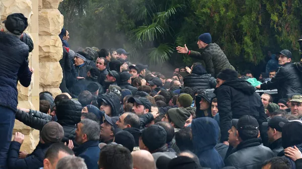 Протестующие штурмуют здание администрации президента Республики Абхазия в Сухуме