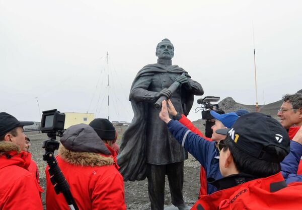 Памятник русскому мореплавателю, первооткрывателю Антарктиды Фаддею Беллинсгаузену Памятник русскому мореплавателю, первооткрывателю Антарктиды Фаддею Беллинсгаузену